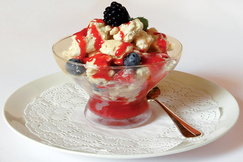 Meringa con frutti di bosco